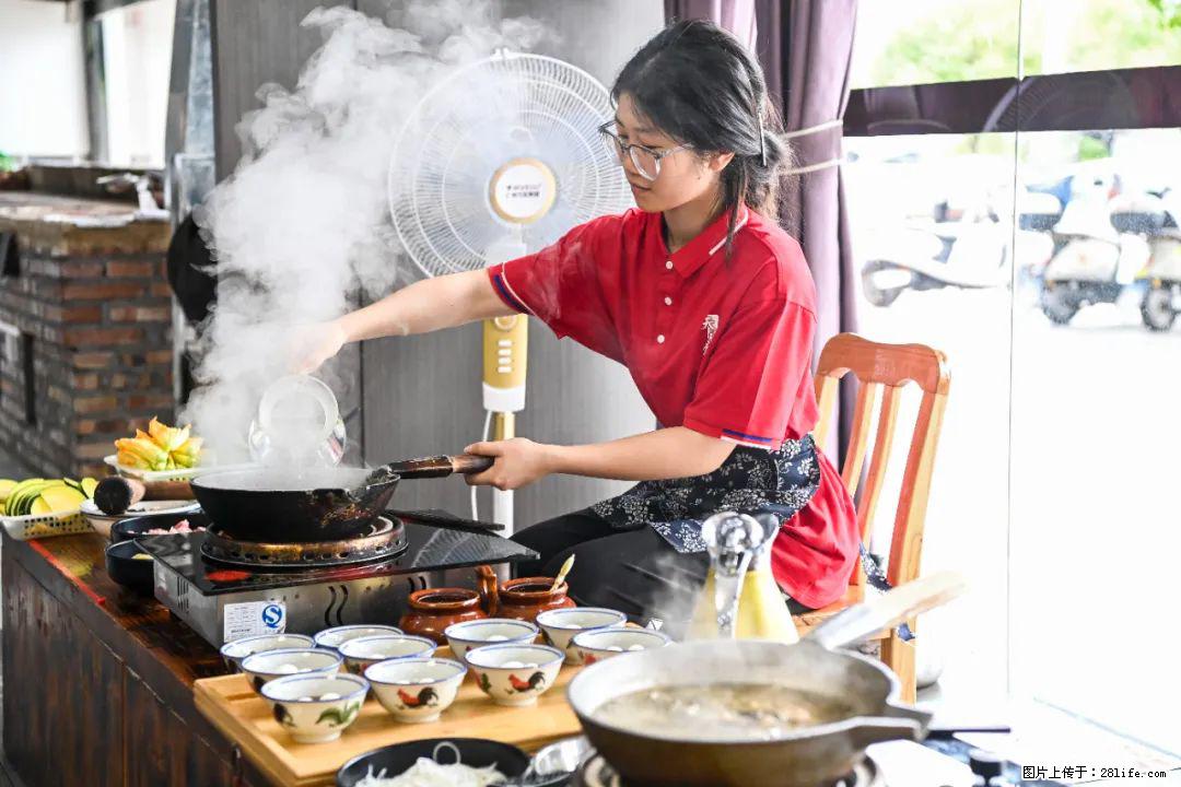全网追的“扁担女孩”，找了一份暑假工，时薪12元 - 珠海生活资讯 - 珠海28生活网 zh.28life.net